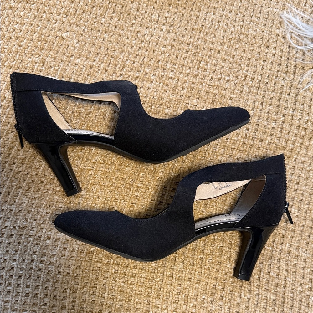 Life Stride Black Cutout Mid Heel Pumps